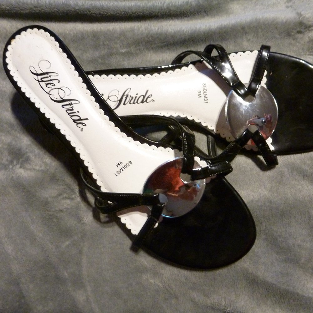 Classic & Chick low-heeled black mules Size 9